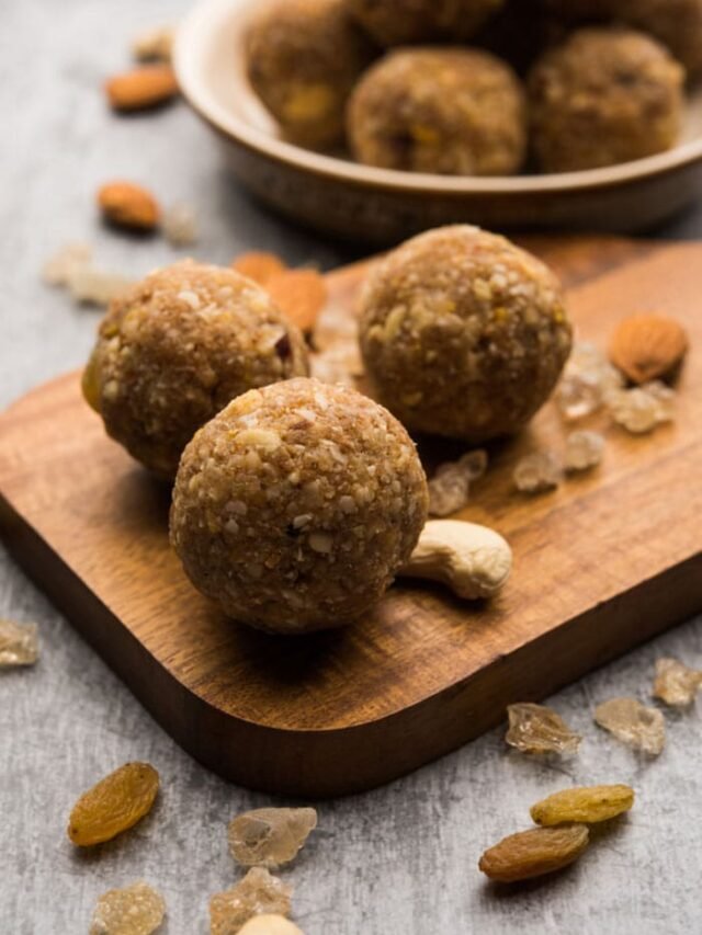 Churma Ladoo Recipe in hindi